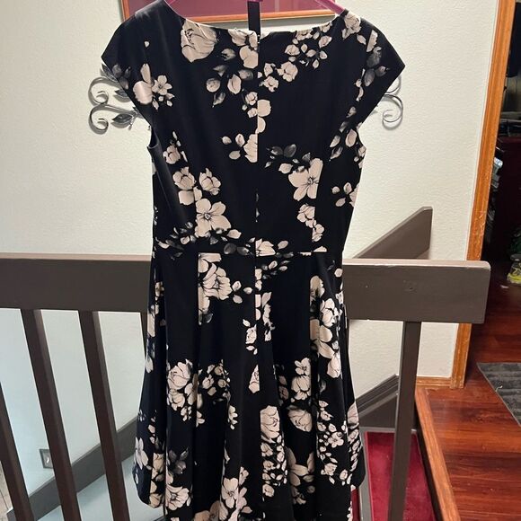 Like New Condition WHBM Floral Black & White Dress with can-can Size 4 #110 - Picture 5 of 7